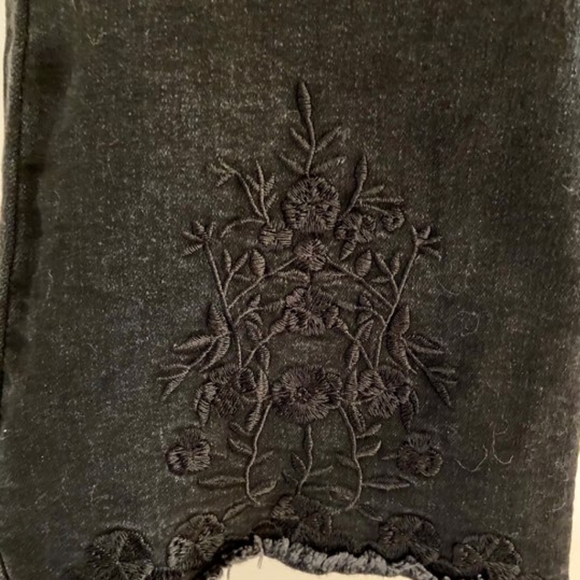 🖤Embroidered Raw Hem Flare Cropped Jeans🖤 - Picture 3 of 7